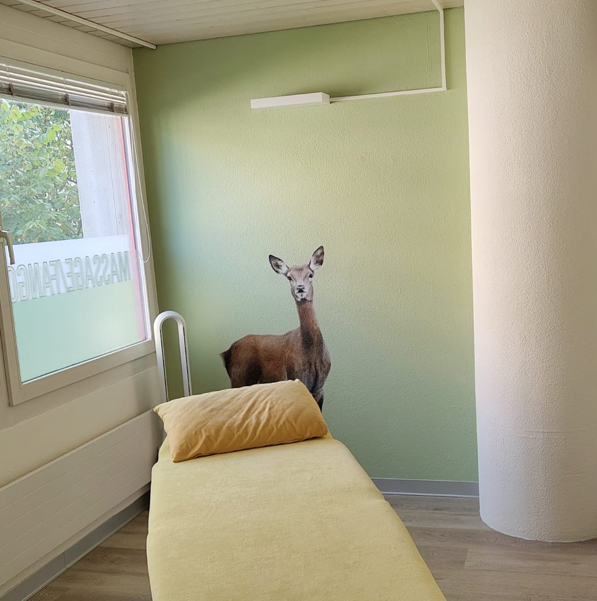 Reh-Zimmer: Lagerungsbett mit dem Wandbild-Reh